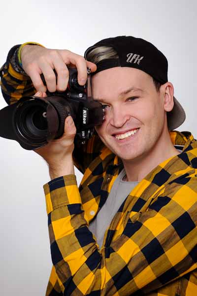 Portrait Fotograf Waldemar Pusch mit Foto in der Hand