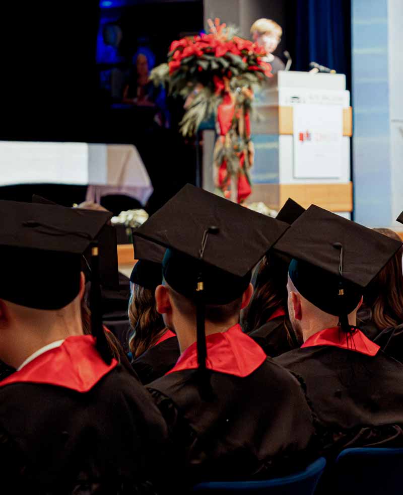 Graduierungsfeier - Blick durch die Absolventen auf das Rednerpult