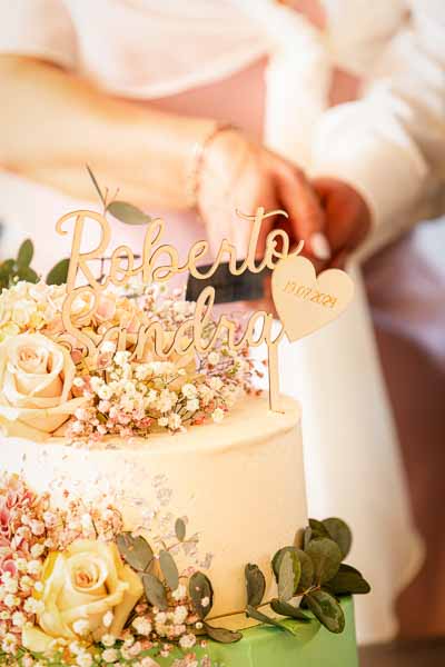 Brautpaar schneidet die Hochzeitstorte an.