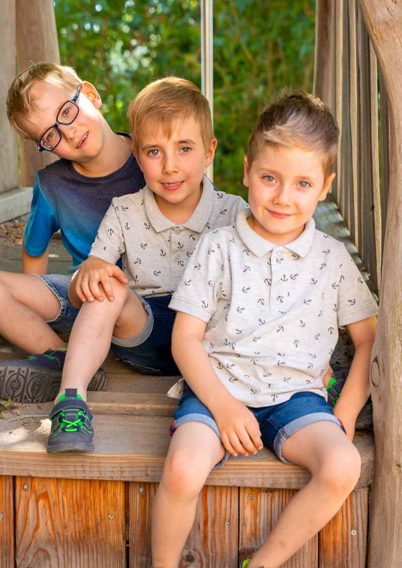 Drei Kindergartenkinder in einem Spielhaus