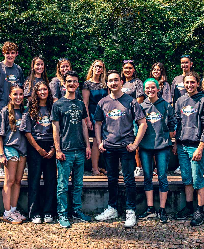 Modernes Klassenfoto im Freien