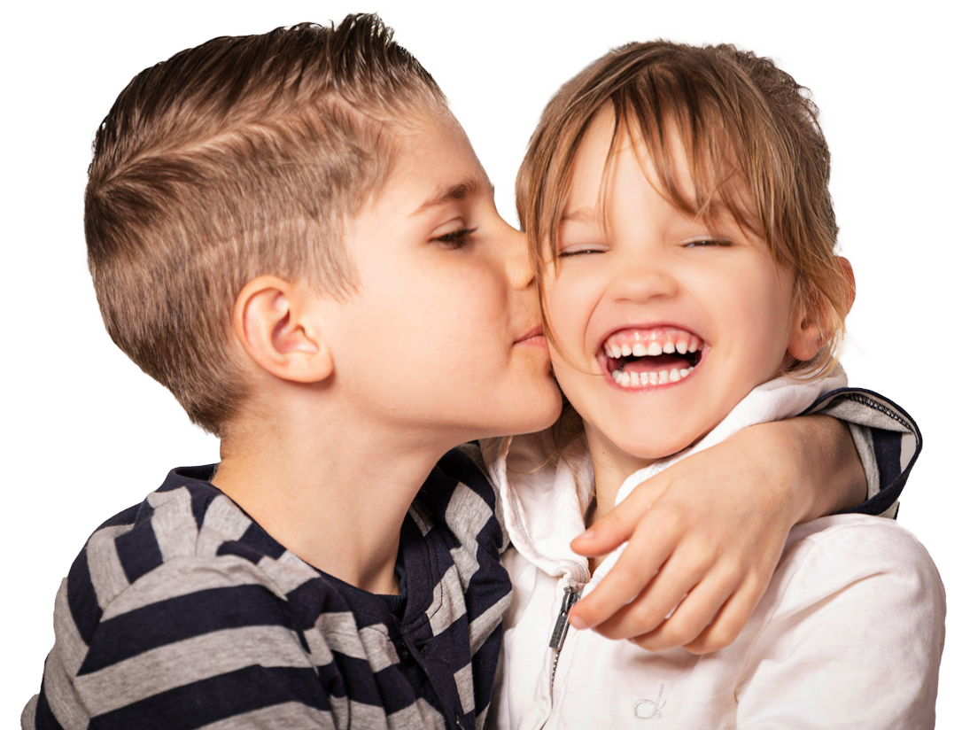 Geschwister umarmen sie, die Schwester lacht herzlich.