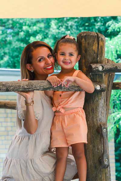 Kindergartenportrait Mosbach: Kind mit Erzieherin