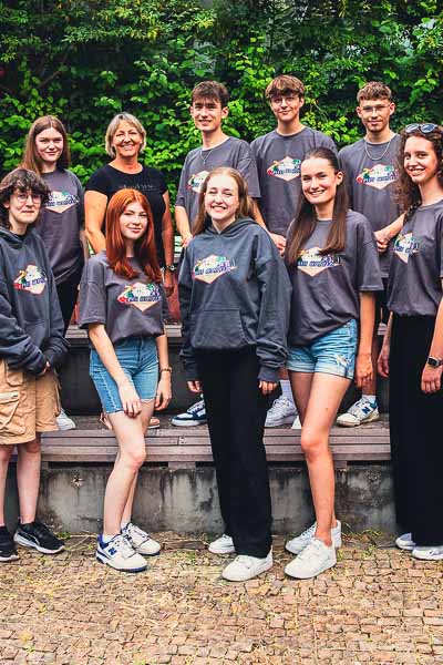 Klassenfoto zum Abitur - Schülerinnen und Schüler mit Ihrer Lehrerin