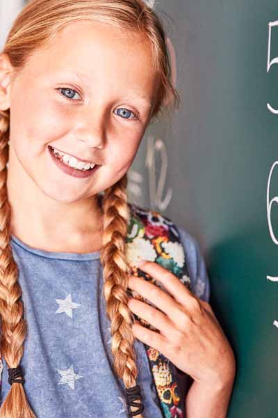 Portrait einer Schülerin vor der Tafel