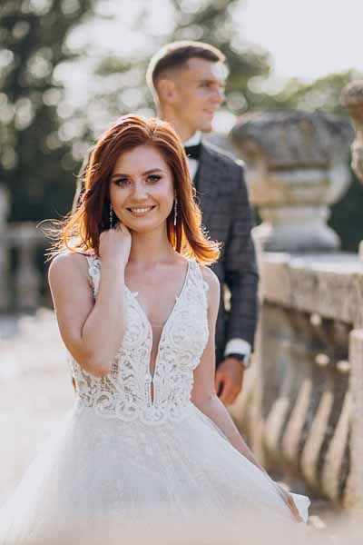 Brautpaar auf einer Brücke