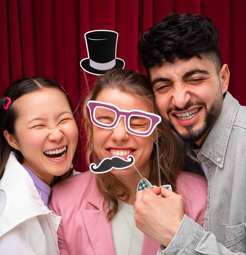 Hochzeitsgäste fotografieren sich mit lustigen Accesoires in einer Fotobox selbst