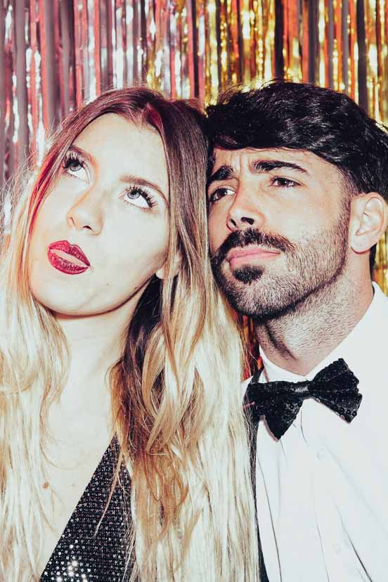 Pärchen in einer Fotobox bei einer Hochzeit.